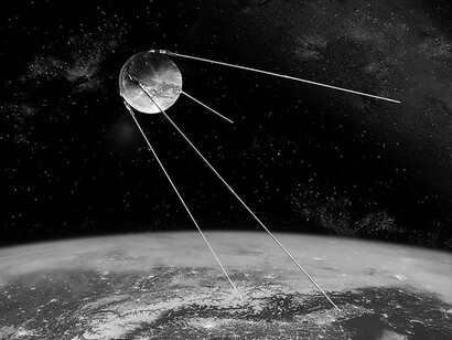El Sputnik 2 se lanzó un mes después, el 3 de noviembre de 1957, llevando a bordo al primer pasajero vivo, la pequeña perra Laika