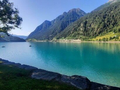 Lago di Poschiavo, nel Cantone dei Grigioni (Svizzera), una delle tappe del Bernina Express