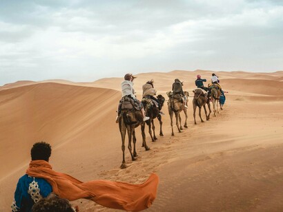 A guided camel trek in the Moroccan desert: the first stop before the climb and the food poisoning