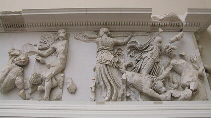 Febe ed Asteria, Altare di Pergamo, Berlino: Febe è un personaggio della mitologia greca, figlia di Urano,il cielo, e di Gea, la terra