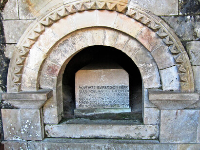 Francisco Guerrero (de la que tristemente no muchos españoles hoy día saben de su importancia en la historia de la música española), compuso la obra s “A Pelayo”, y sí, se refiere a Don Pelayo.  Sepulcro de Don Pelayo, Cuevas de Covadonga, Asturias, España