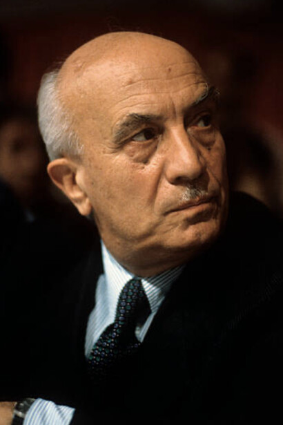 Amintore Fanfani non mancò di prestare attenzione alle forme alternative di trasformazione del sistema economico, capaci di andare oltre il modello proprio del liberalismo classico