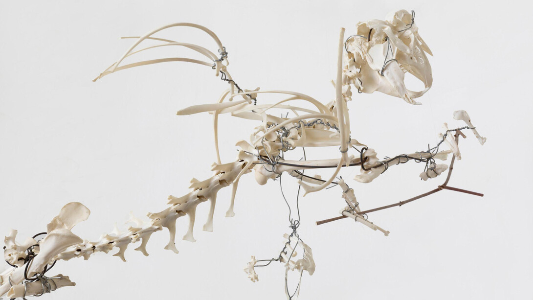 Christian Eisenberger, Untitled (Hase mit wünschelrute), 2023. Mit freundlicher genehmigung von Christian Eisenberger