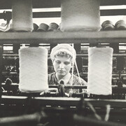 Evelyn Richter, Kammgarnspinnerei. Markkleeberg, 1970, Evelyn Richter Archiv der Ostdeutschen Sparkassenstiftung im Museum der bildenden Künste Leipzig. © Evelyn Richter Archiv (Reproduktionsrecht, Print); 2026 ProLitteris (Onlinerecht)