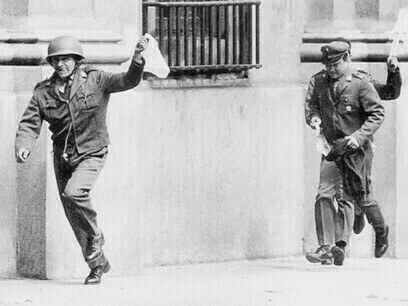 Militärtreue Allende ergeben sich vor dem Angriff auf den La-Moneda-Palast im Jahr 1973 in Santiago de Chile