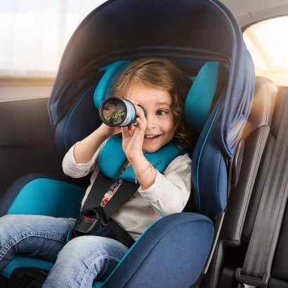 Los menores sólo pueden viajar en el coche con asientos especiales o con sistemas que permitan regular la altura del cinturón