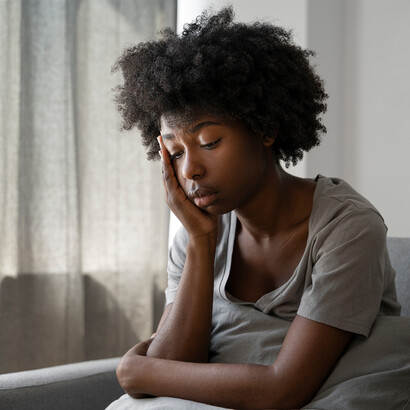 Mulher triste. Existe um inimigo mundial que causa esgotamento