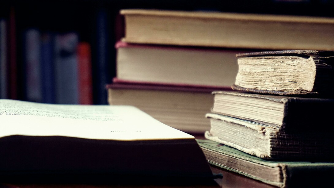 A pesar de pertenecer a tradiciones literarias distintas, es posible establecer un diálogo al analizar la obra de estos autores