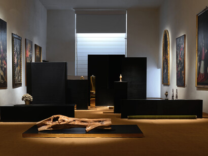 Isabelle Cornaro. Paysage avec Poussin et Temoins Oculaires VI, 2010, materiali vari, dimensioni variabili. Veduta Sala San Pio, Santa Maria della Scala, Siena. Courtesy AGIVERONA. Collection, Galerie Balice Hertling, Paris - Ph. Michele Alberto Sereni
