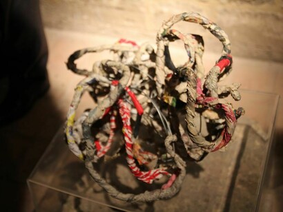 Groviglio, 2018. Carta, fil di ferro zincato e pigmenti, cm 50x41x32 circa