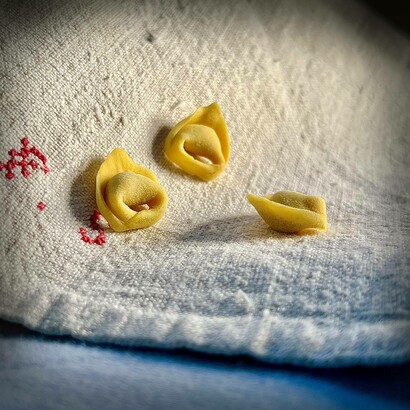 Tortellini bolognesi su un panno