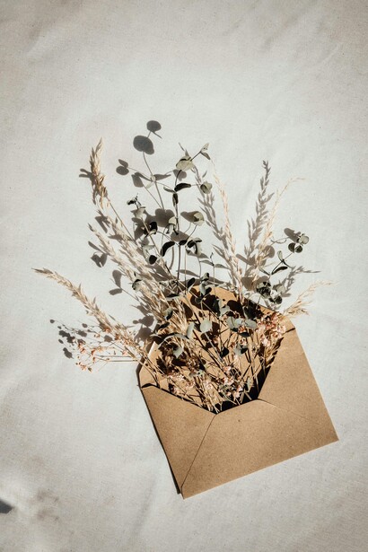 La escritura manuscrita le otorga una singularidad irrepetible: la presión de la tinta, la inclinación de las letras, los pequeños titubeos que revelan el pulso de quien escribe