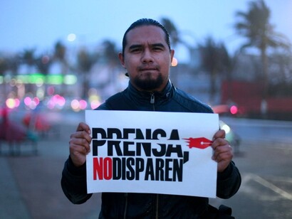 Un periodista protesta por las agresiones contra la prensa