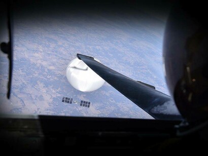 3 febbraio 2023, un pilota dell'aeronautica americana osserva il pallone di sorveglianza cinese mentre si libra sopra gli Stati Uniti. - Credit: Dipartimento della Difesa