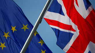 Banderas de la Unión Europea y del Reino Unido