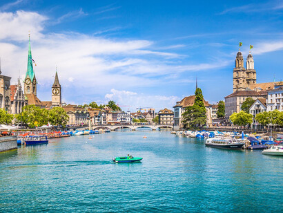 A cidade de Zurique, na Suíça, fica à margem norte do Lago Zurique e junto ao rio Limmat
