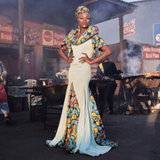 Ritratti Portraits
2° premio Soggetti singoli
Lee-Ann Olwage Sudafrica
Belinda Qaqamba Ka-Fassie, artista drag e attivista, posa di fronte a un shisanyama, uno spazio in cui le
donne della comunità cucinano e vendono carne, a Khayelitsha, una piccola città situata sulle Cape Flats,
vicino a Città del Capo, Sudafrica.
Belinda, la fotografa e altre persone di colore, queer, transgender e sostenitori della non conformità di
genere hanno collaborato in un progetto per decolonizzare ed individuare un modo del tutto africano per
esprimere la cultura drag. Lo scopo era anche quello di porre l'attenzione sul bisogno della comunità lesbica,
gay, bisessuale, trans, queer (LGBTQ+) africana di trovare la propria identità indipendentemente dal loro
background e di rivendicare lo spazio pubblico in una comunità in cui sono soggetti a discriminazione,
vessazioni e violenza. La discriminazione fa parte della vita di tutti i giorni per le persone LGBTQ+ nelle piccole
città come Khayelitsha, in particolare negli spazi pubblici.