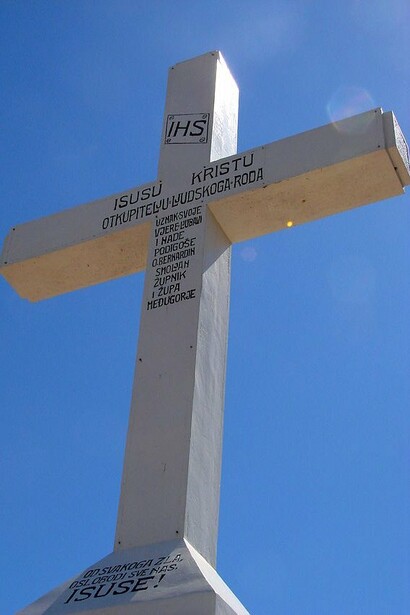 Croce Bianca del monte Križevac, Medjugorje, Bosnia ed Erzegovina. Il monte della Croce ci educa a vivere le virtù cardinali per essere pronti a ricevere e vivere i doni divini: le virtù teologali della fede, della speranza e della carità