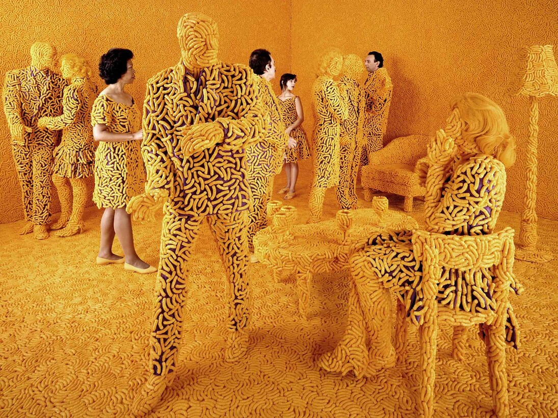 Sandy Skoglund, "The Cocktail Party", 1992, color photograph, cm 120x162.5 ca.