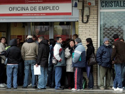 Decenas de personas esperan a la puerta de una oficina de empleo