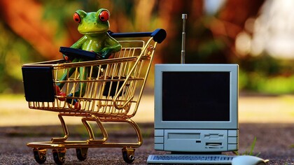 A IA evidencia desigualdades de formação e acesso ao conhecimento. Profissionais que compreendem seu funcionamento, limites e possibilidades conseguem utilizá-la como ferramenta de ampliação da produtividade e da qualidade do trabalho. Já aqueles que não desenvolvem competências digitais acabam mais expostos à obsolescência funcional. Assim, a substituição não ocorre diretamente pela máquina, mas pela diferença de preparo entre pessoas. Quem domina a tecnologia tende a se destacar; quem a ignora ou a utiliza de forma acrítica perde espaço