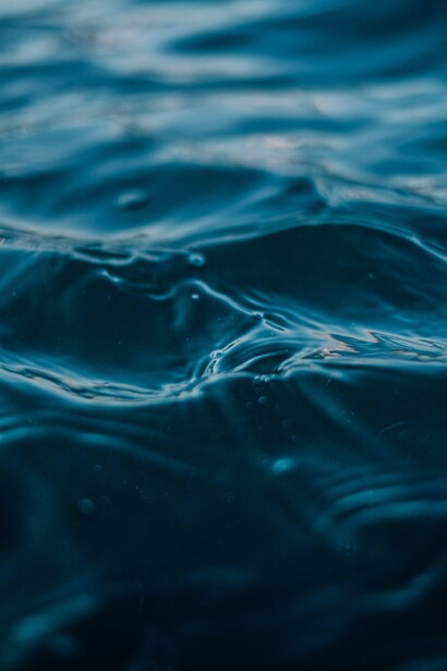 Water retains memories or washes everything away
