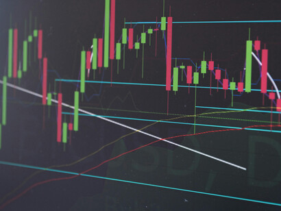 A dança dos candlesticks no mercado financeiro é guiada por emoções, decisões racionais e irracionais que determinam o destino dos ativos