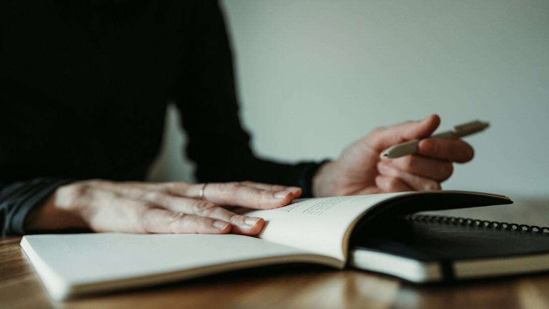 Cada locación en una novela es un escenario vivo: no solo contiene la acción, también revela personajes, anticipa conflictos y da cuerpo al mundo narrado