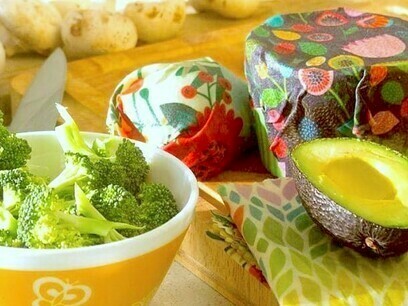 Potes cobertos com embalagem de cera de abelha