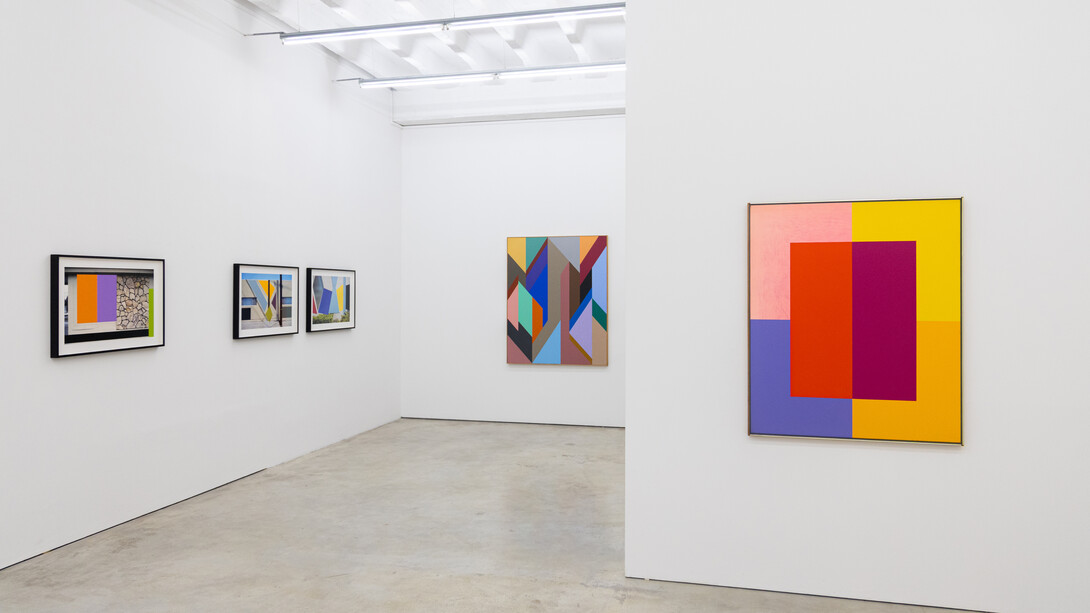 Karl Benjamin and Grey Crawford, Geometry of light, exhibition view. Courtesy of Persons Projects