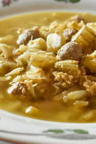 Il Cardone è una zuppa tradizionale beneventana a base di cardi, carne, uova sbattute e talvolta polpettine.
Preparato soprattutto durante il periodo natalizio, il Cardone rappresenta una ricetta antica che racchiude i sapori autentici della cucina sannita