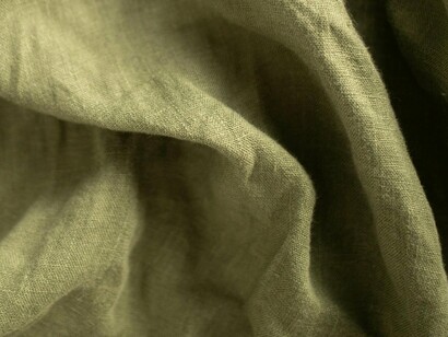 Em 2026, a moda sustentável afirma-se de forma definitiva como um pilar central da indústria da moda e não apenas como uma alternativa ética ou um segmento de mercado específico. A sustentabilidade deixa de ser encarada como tendência passageira e passa a integrar o vocabulário estrutural do sector, influenciando decisões criativas, modelos de negócio e comportamentos de consumo. Este novo cenário resulta de anos de pressão social, dados científicos alarmantes e de uma mudança gradual, mas consistente, na consciência colectiva




