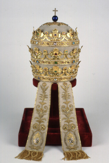 Borgognone (orafo), Triregno di Papa Gregorio XVI maglia d’argento, feltro, seta, oro, gemme, smalti, Città del Vaticano, Ufficio Celebrazioni Liturgiche, Sacrestia pontificia