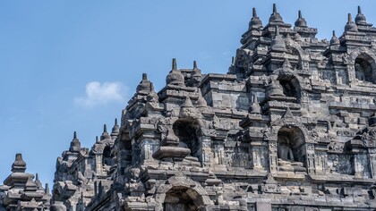 Borobudur:  es el templo budista más grande del mundo y es una de las visitas indispensables en un viaje a Indonesia. Se encuentra en el centro de la isla de Java, muy cerca de la ciudad de Yogyakarta, capital cultural del país