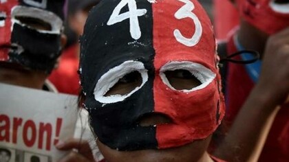 Una máscara para pedir el regreso de los desaparecidos de Iguala