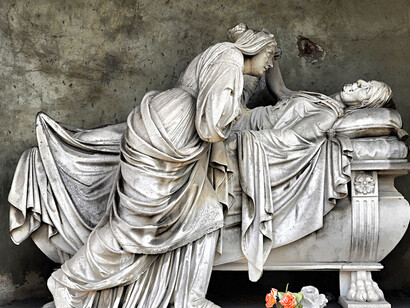 Una tomba con statue al Cimitero Monumentale di Torino