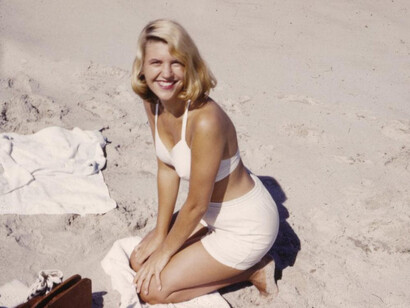 Sylvia Plath en 1954 en la playa de Benidorm, España