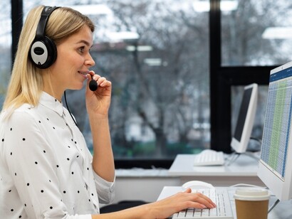 Sono organizzati in modo da gestire un grande volume di comunicazioni, spesso con l'ausilio di software specializzati per monitorare e gestire le interazioni