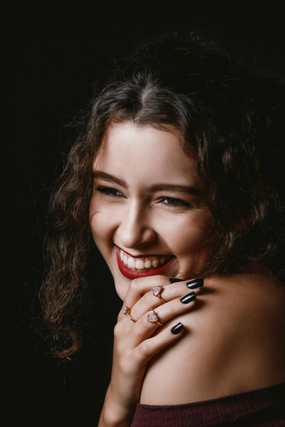 Aprenda técnicas para usar palavras de forma positiva e aumentar sua autoestima e autoconfiança com elogios genuínos