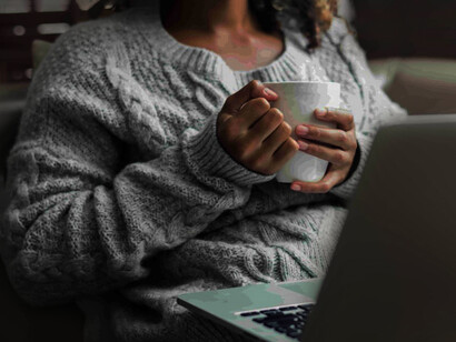 Gli abiti in maglia sono avvolgenti e trendy, comodità e libertà di movimento sono aspetti importanti stando a casa