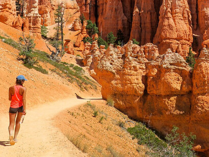 Il viaggio in solitaria. Promuove l'autonomia, la resilienza e la scoperta di sé e contribuisce a una crescita personale continua. Grand Canyon National Park, Arizona, USA