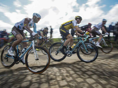 Una delle fasi concitate della corsa sul porfido