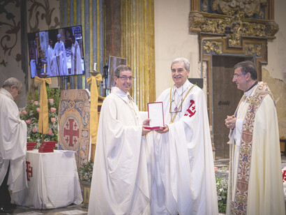 Ilustrísimo señor don Bernadino Roca de Togores entrega la medalla acreditativa del nombramiento del excelentísimo señor don Juan Carlos de Ballés y Comas, lugarteniente de la Orden para España oriental, como Caballero Gran Cruz