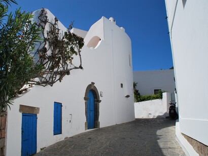 L’architettura vernacolare delle Isole Eolie è caratterizzata dall’uso di materiali locali come la pietra lavica e la calce, che permettono agli edifici di integrarsi perfettamente con il paesaggio vulcanico. Isole Eolie, Italia