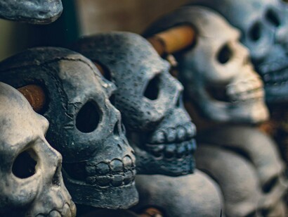 Um aspecto decisivo na tradição judaico-cristã — e, por extensão, na cultura ocidental — é a narrativa da suspensão do sacrifício humano. O episódio bíblico de Isaac (Gênesis 22) é paradigmático: o primogênito é destinado ao sacrifício, mas substituído por um animal no último instante. Do ponto de vista historiográfico, esse relato tem sido interpretado como um mito de transição, que marca a passagem de práticas sacrificiais humanas para formas simbólicas ou animais


