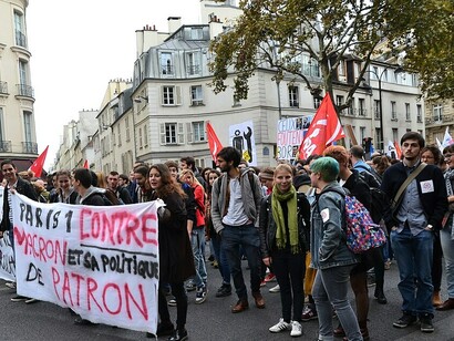 Banderoles et drapeaux syndicaux au cœur d'une mobilisation contre la réforme du travail en France