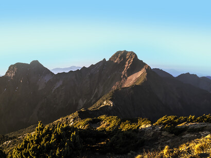 A touch of sun in the spring, for this Taiwan's main ridge dyed golden color, Yushan dabbata overjoyed in Taiwan