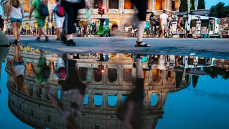 Colosseo, Roma, Italia. Le città, svuotate sostanzialmente del ceto medio e delle famiglie, che si riverserebbero nei paesi del circondario per trovare una qualità della vita a misura d'uomo, lontani dalla trascuratezza ambientale e strutturale in cui certe città si trovano, come in particolare Roma, diventerebbero delle Disneyland per turisti e studenti