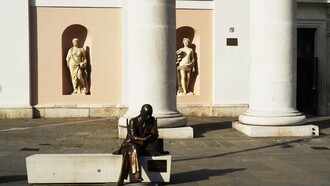 Statua di Gabriele D'annunzio in piazza della Borsa a Trieste, Italia