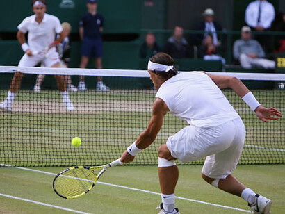 Federer et Nadal à Roland Garros en 2008.Après bientôt quatre heures de jeu, les deux joueurs ne lâchent rien, se rendant coups pour coups © AP
